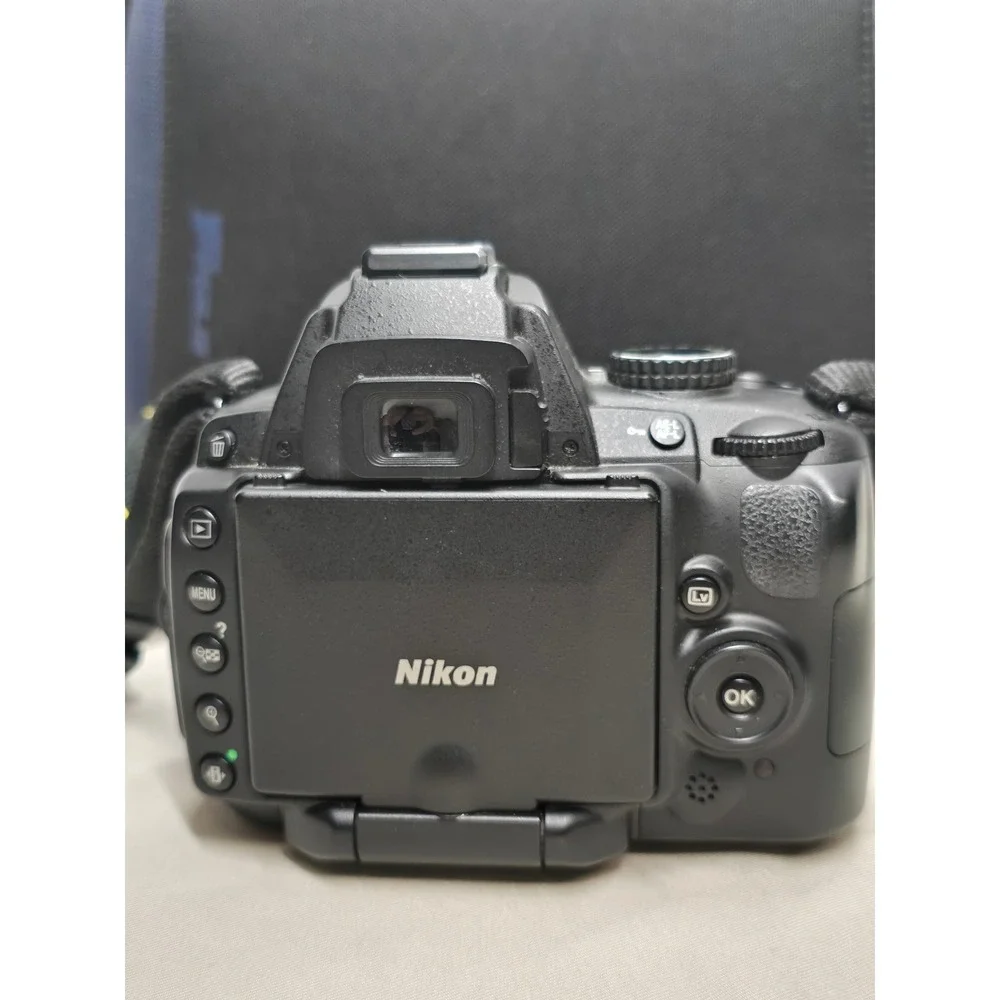 Nikon D5000 12MP DSLR Digital Camera with Nikon 18-55mm & 55-200mm lens Case